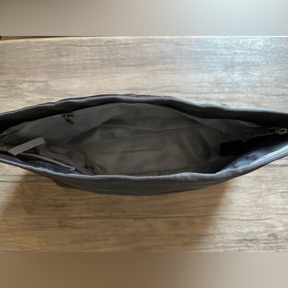NIP: A medium black Nylon tote organizer with 13 pockets